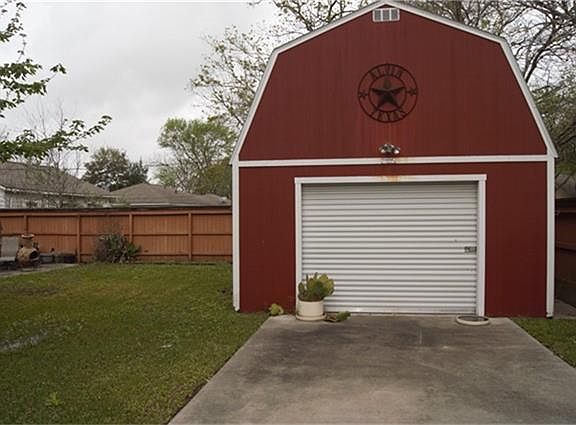 4th image of 1419 S Durant St