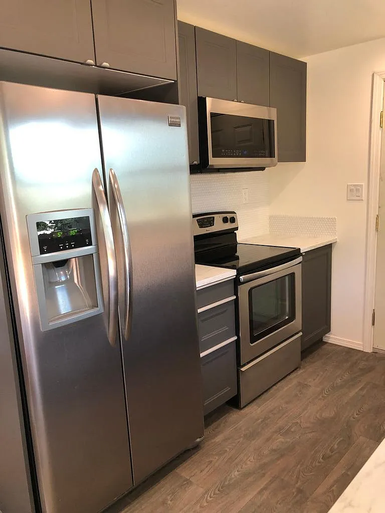 3 bed, 1001 sqft, $2,870 — Photo 2