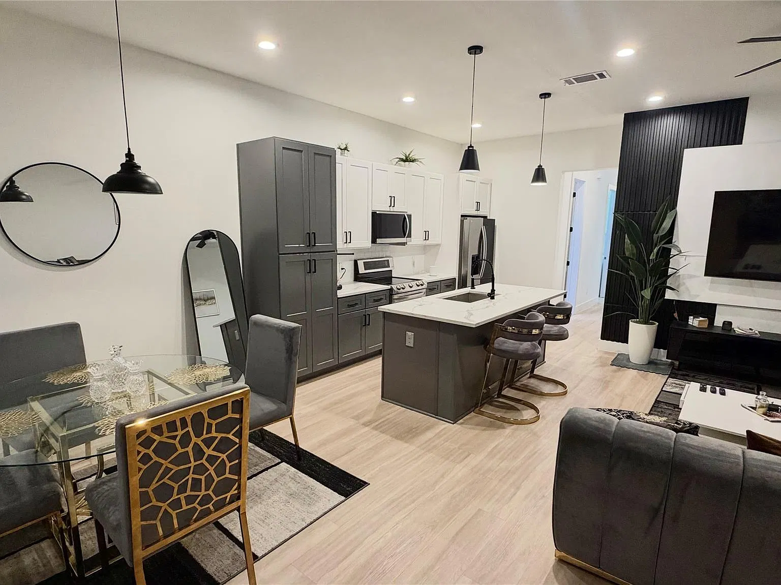 3 bed, 2.0 bath, 2522 sqft, $2,495 — Photo 2