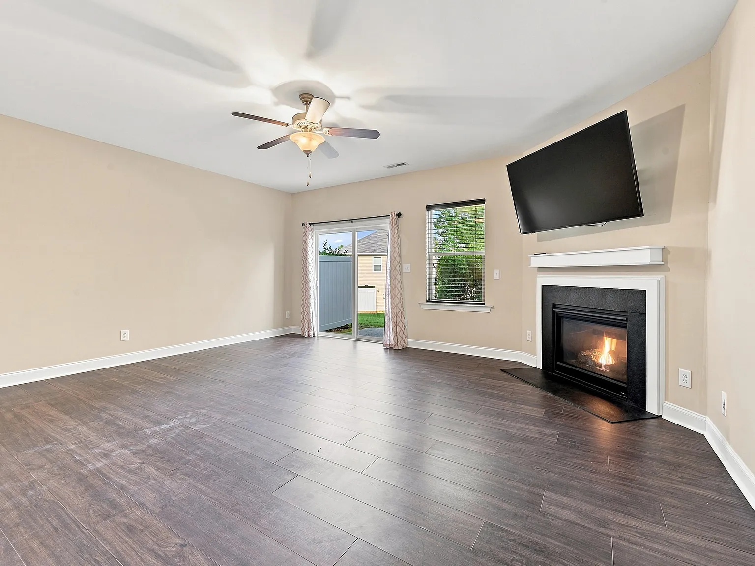 3 bed, 2.5 bath, 1800 sqft, $1,850 — Photo 3