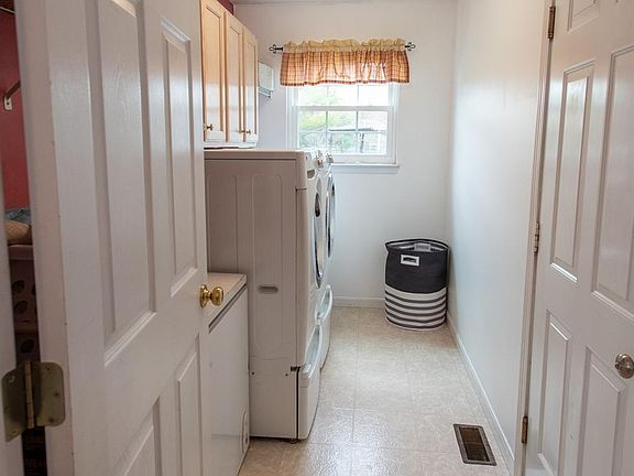 5th image of 6987 Oak Manor Dr
