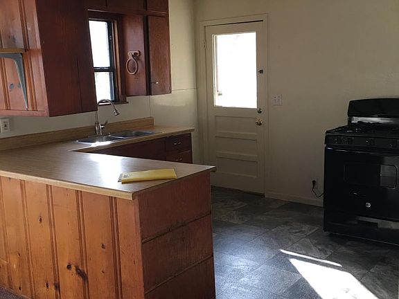 2nd image of 916 SE 17th St