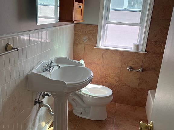 3rd image of 4409-4411 Woburn Ave