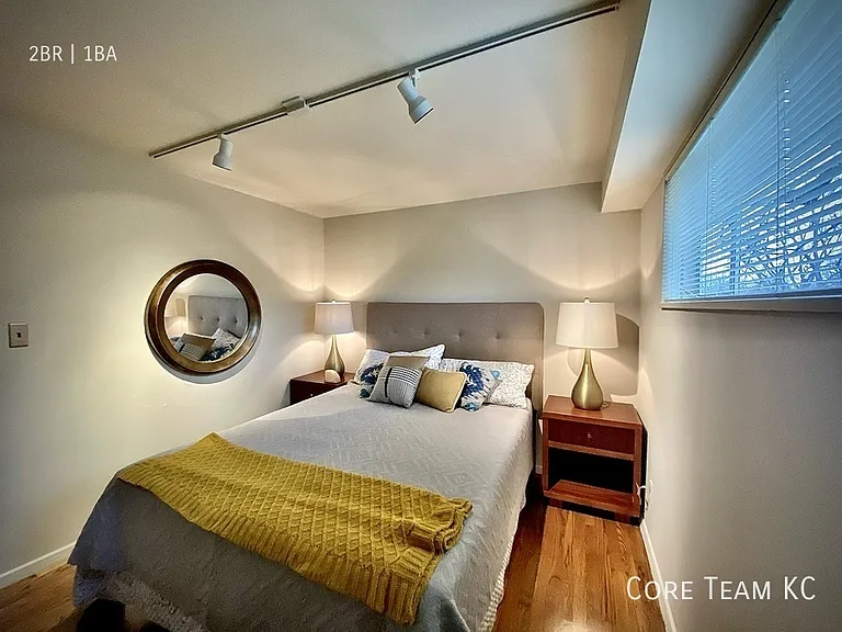 1020 W 44th St #6 — Photo 6