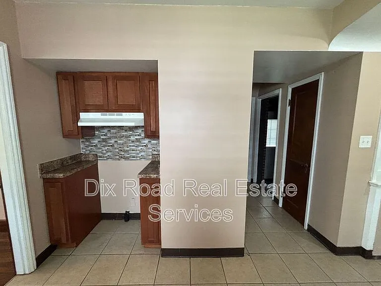 1927 Burroughs Dr — Photo 15