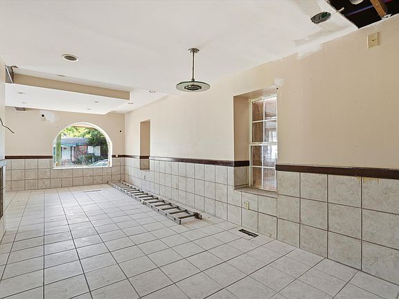 5th image of 2111 Atlas St