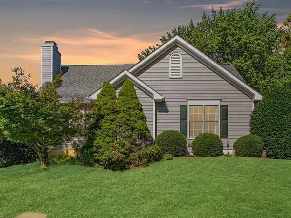 807 Meadowstone Dr, Winston Salem, NC 27104