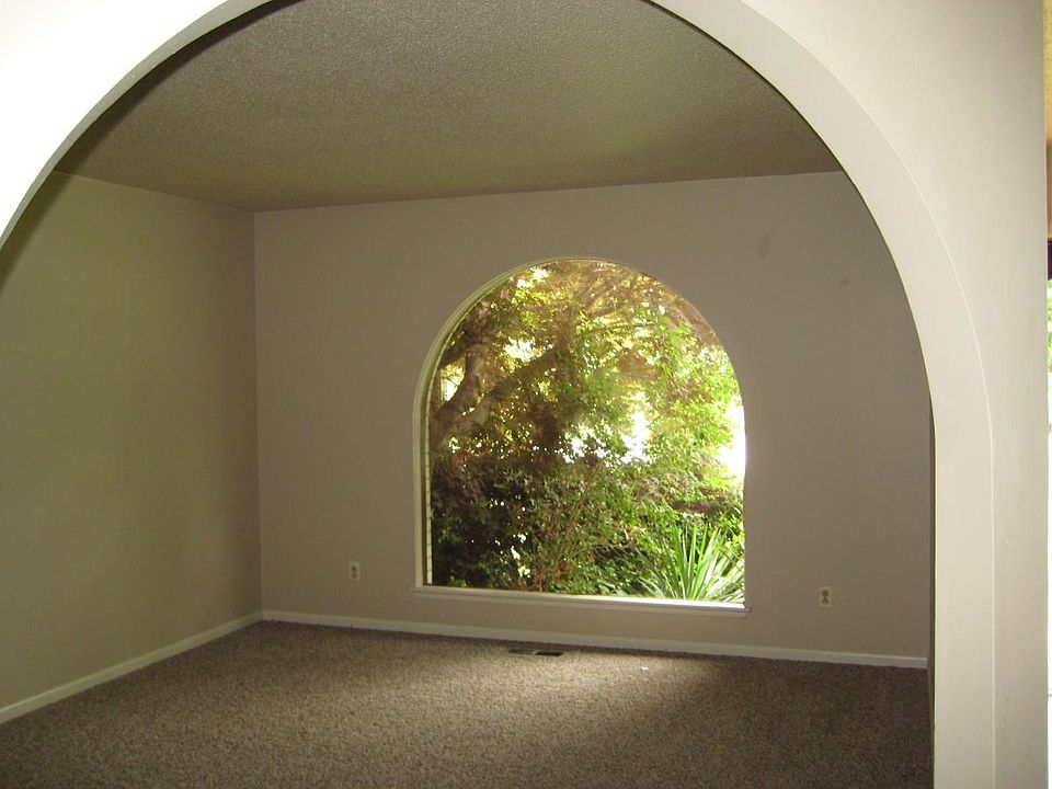 2nd image of 906 S 14th Pl