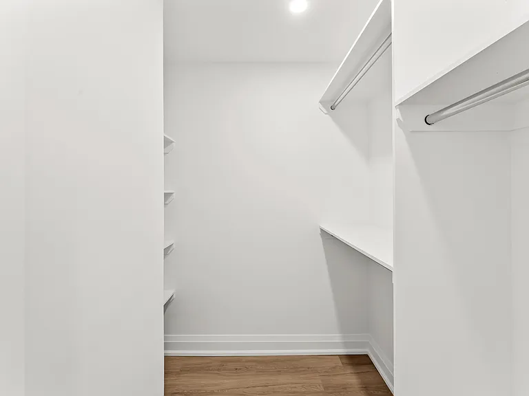 44 Charles St W — Photo 47