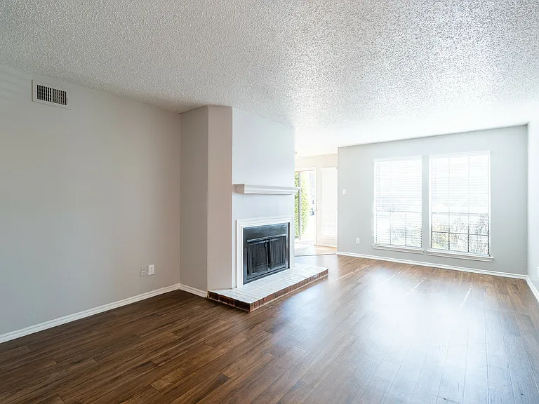 La Prada Place Apartments — Photo 12