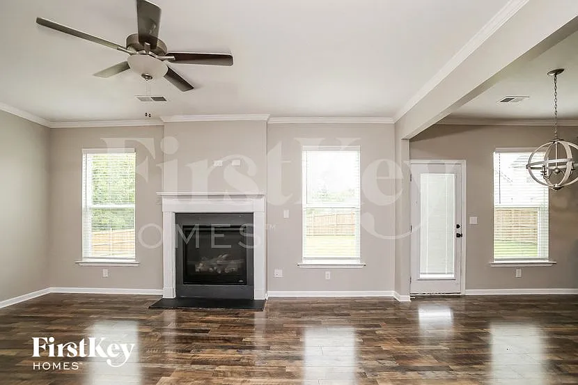 4 bed, 2.5 bath, 2109 sqft, $2,480 — Photo 3
