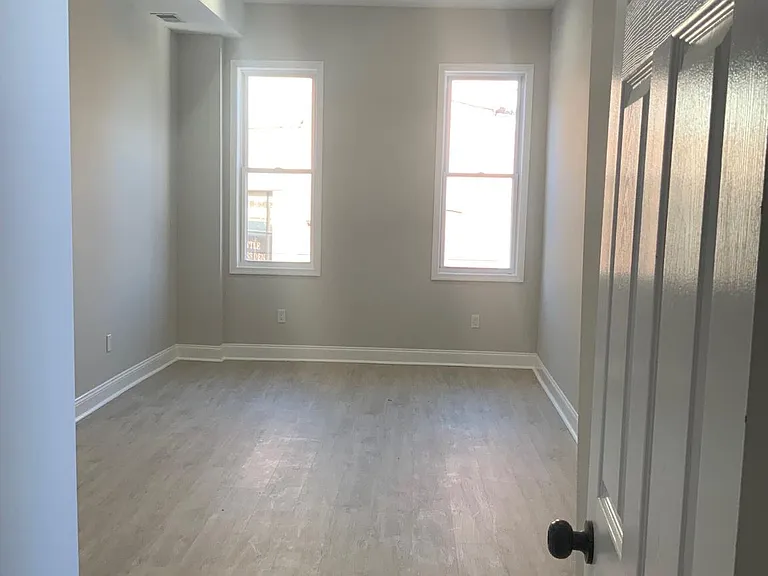 2141 Druid Hill Ave — Photo 17
