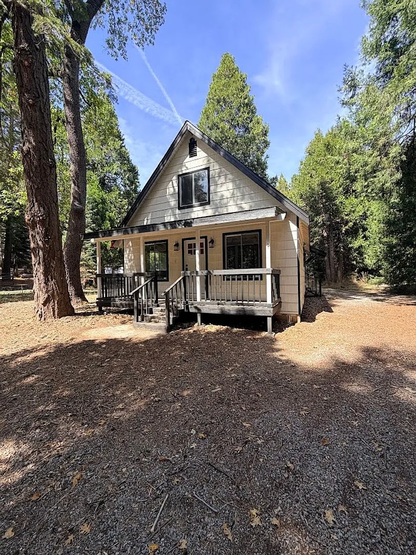 Charming 2-Bedroom Home with Loft & Detached Garage in Shingletown! — Photo 2