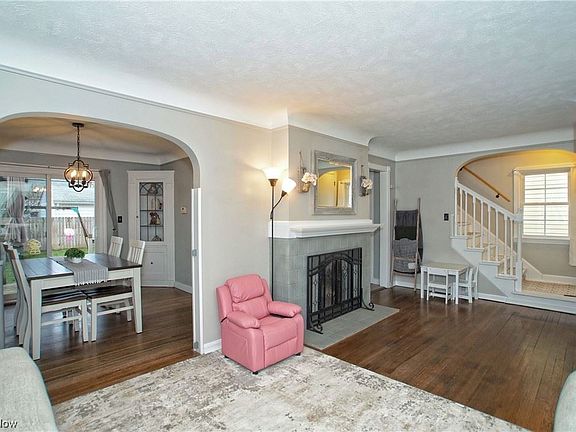 4th image of 411 E 322nd St