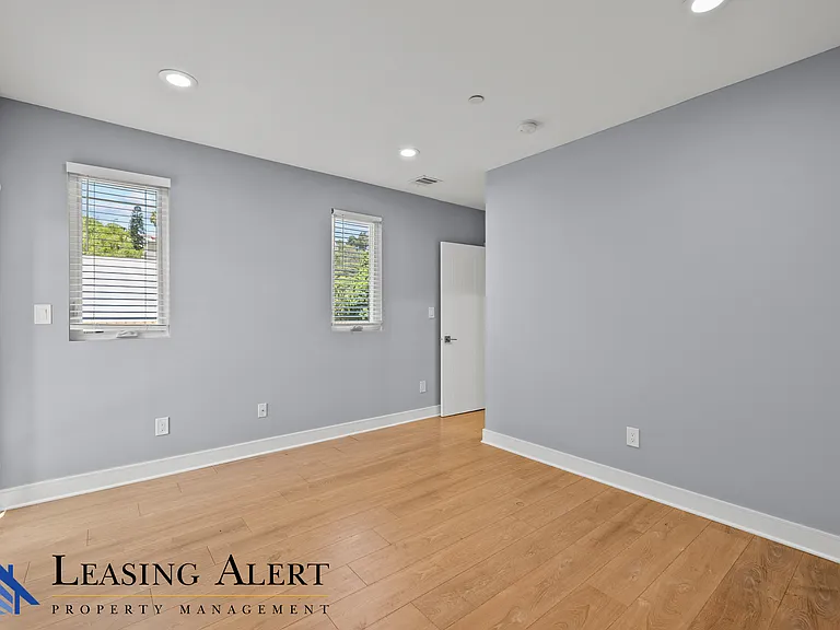 1957 1/2 Vista Del Mar Ave — Photo 11