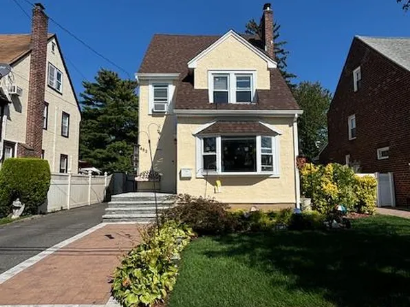 452 Macatee Place, Mineola, NY 11501