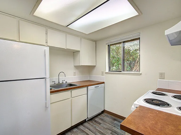 10509-10523 NE 10th St — Photo 10