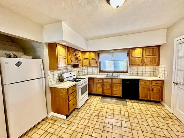 2 bed, 700 sqft, $2,400 — Photo 3
