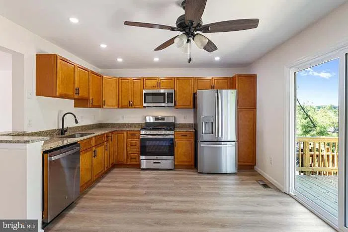 3 bed, 2.5 bath, 1582 sqft, $2,600 — Photo 2