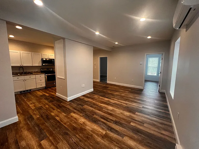 137 S Main St — Photo 2