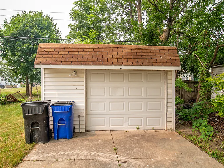9105 Bancroft Ave — Photo 8