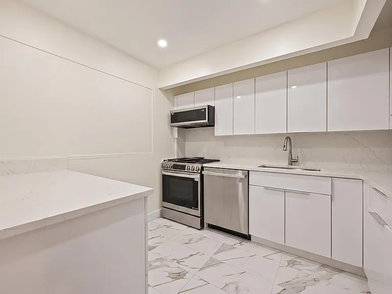 251 W 19th St #2C — Photo 7