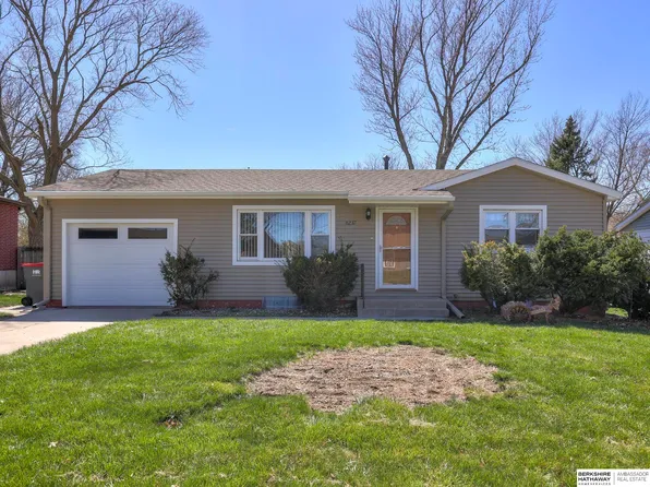 8237 Chestnut Ln, Lincoln, NE 68510