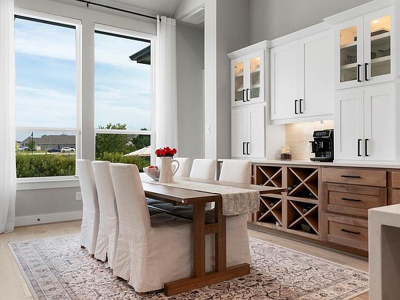 5th image of 304 Sadaba St