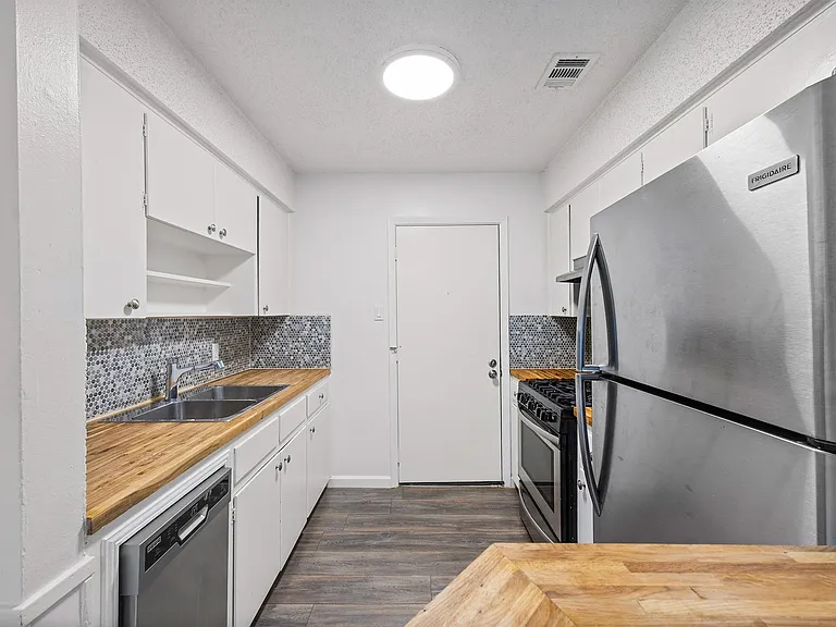 11301 Oakwood Dr #B — Photo 3