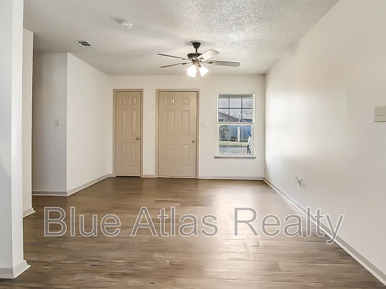 702 Catherine Ln — Photo 9