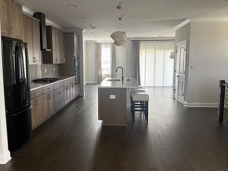 201 Charles Ellis Dr — Photo 3