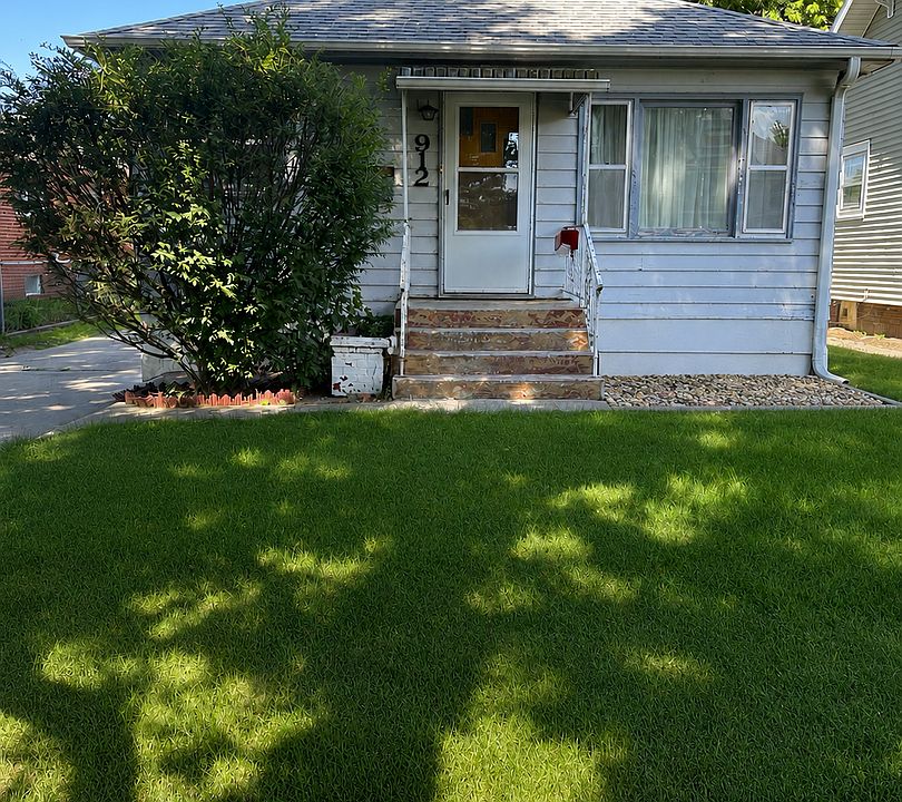 1st image of 912 S 2nd St