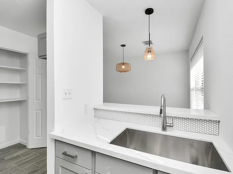 212 N 2nd St — Photo 9