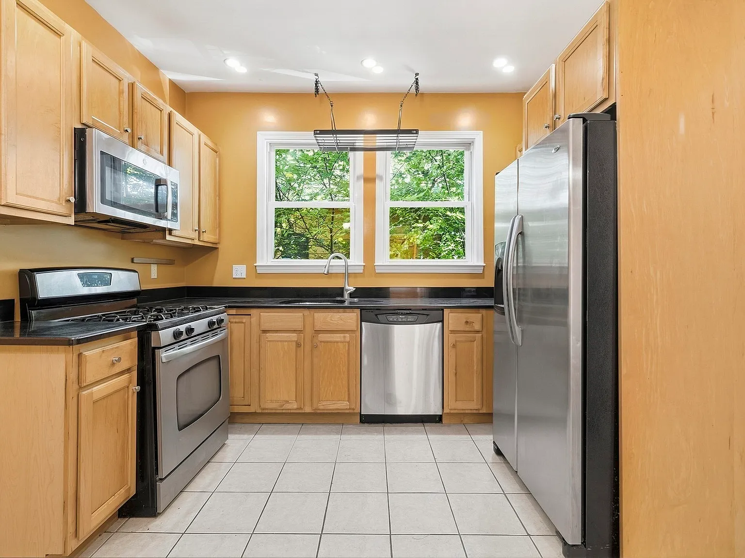 3 bed, 1.0 bath, 1003 sqft, $3,800 — Photo 4