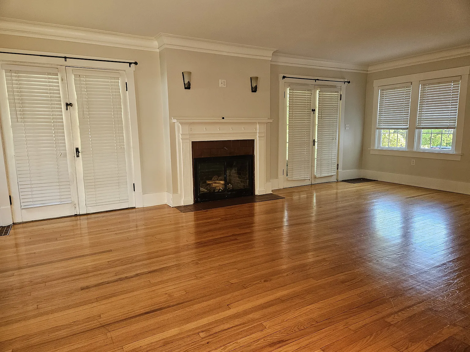 5 bed, 2.5 bath, 2700 sqft, $1,600 — Photo 2