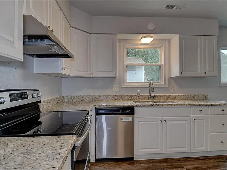 1093 Salisbury Dr — Photo 1
