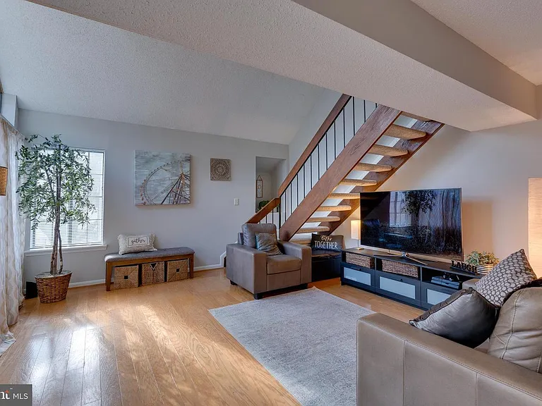 1611 Carriage House Ter #B — Photo 1