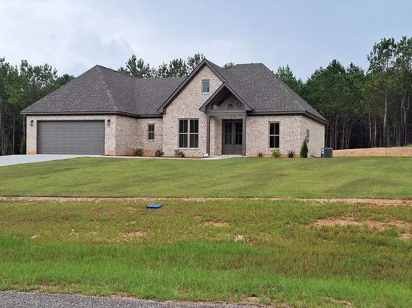 202 Hidden Lake Dr, Tallassee, AL 36078