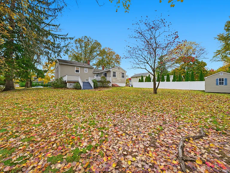 10 Lloyd Ave — Photo 39