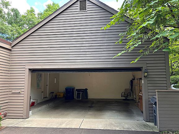4th image of 921 Essex Cir