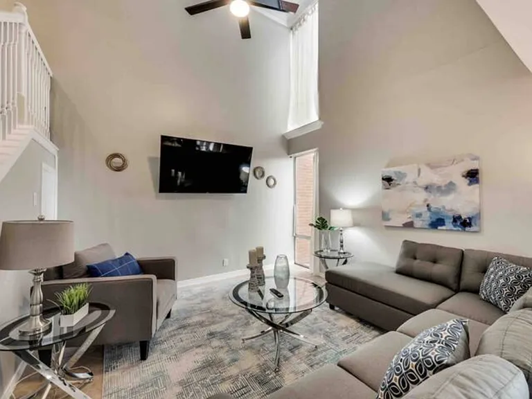 E Avenue J — Photo 1