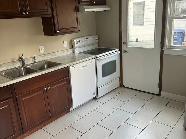 613 Morton Ave — Photo 5
