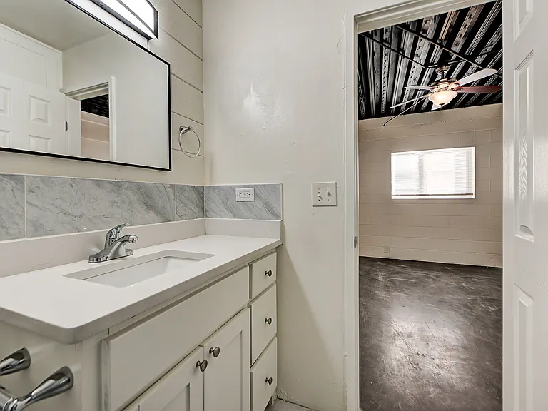 1325 W Lindsey St — Photo 20