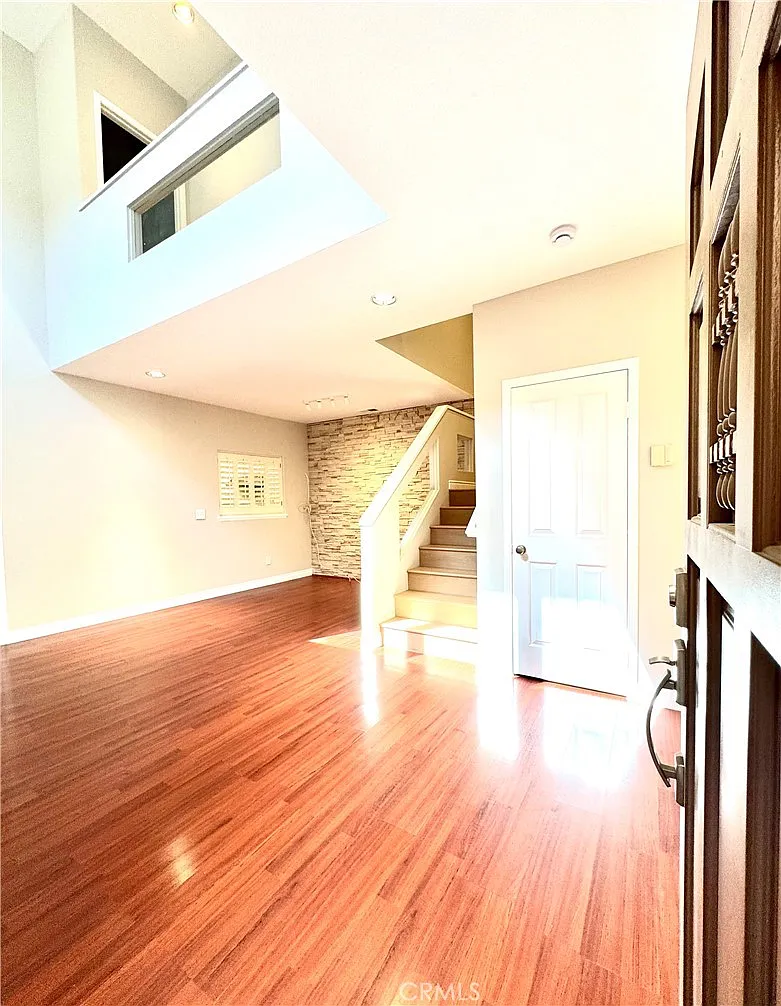 3 bed, 2.5 bath, 2045 sqft, $3,900 — Photo 3