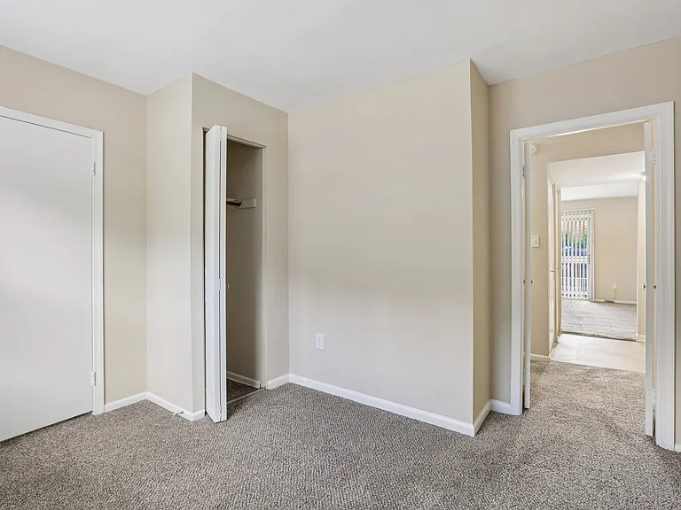 Versailles Apartments — Photo 20
