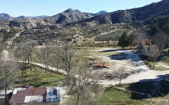 Some of the very large usable flat areas. Access road on the left.