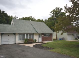 85 Kingwood Ln, Levittown, PA 19055