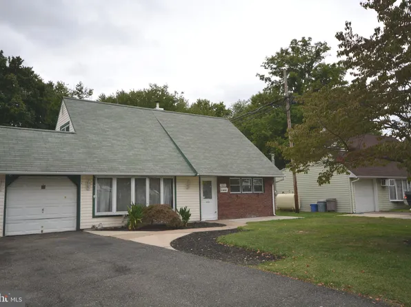 85 Kingwood Ln, Levittown, PA 19055
