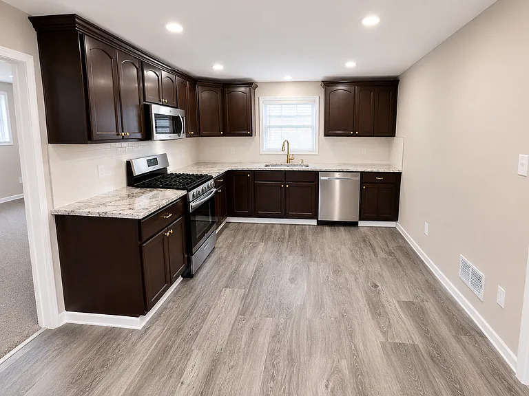 218 Cooper St — Photo 2