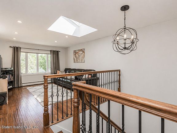5th image of 176 Quintard St